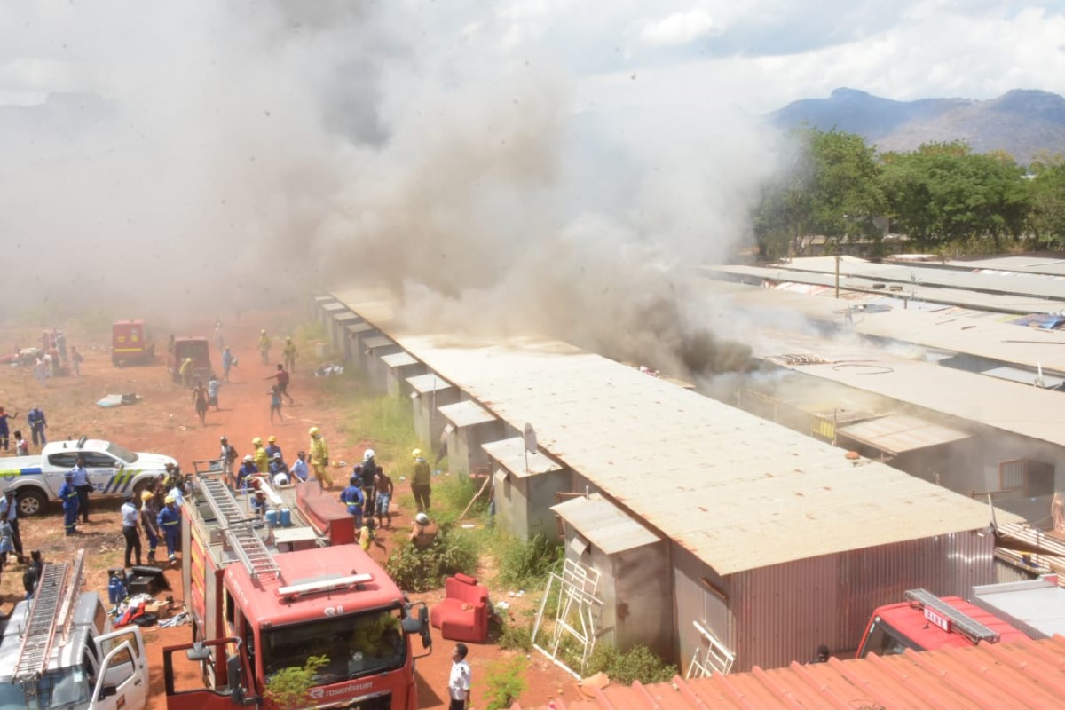 Incendie à Cité Longère, Baie-du-Tombeau : Des maisons en feu 