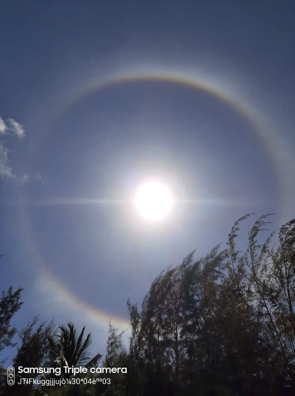 Un halo lumineux autour du soleil observé dans le ciel mauricien