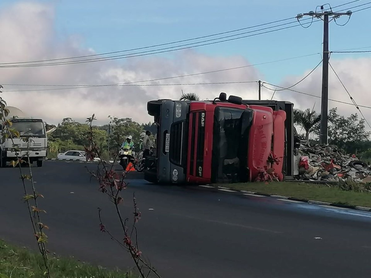 La Vigie, Curepipe : Un camion fait une sortie de route et renverse sa benne à ordures sur la chaussée