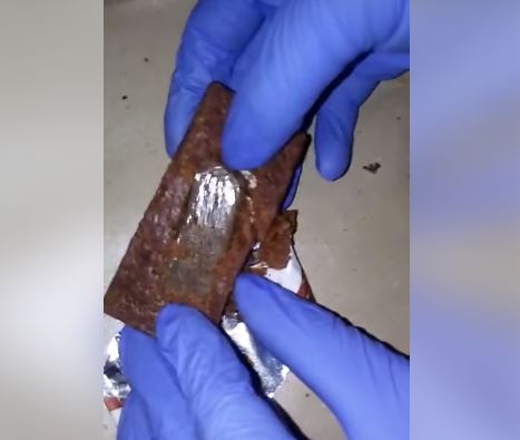 📷 Plaisance : Un Mauricien arrêté avec Rs 90 000 de haschich dissimulés dans du chocolat