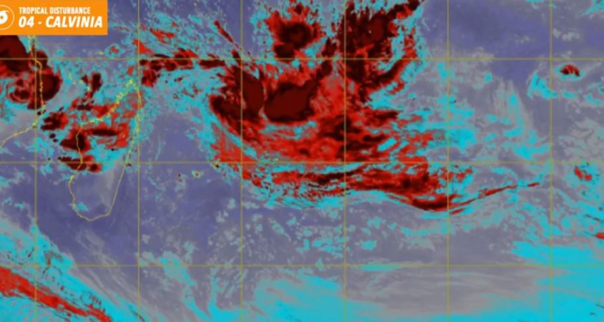 Futur Calvinia : La perturbation tropicale s'intensifie et se trouve à 655 km au Nord-Est de Maurice