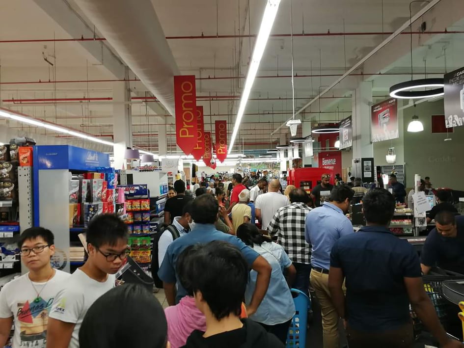 Les supermarchés de l'île pris d'assaut multipliant le risque de contagion