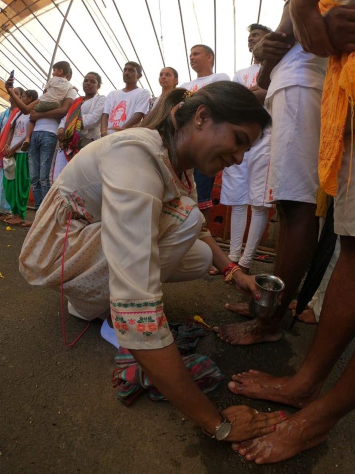Subashnee Mahadao Lutchmun Roy lavant les pieds des pèlerins à Grand-Bassin.
