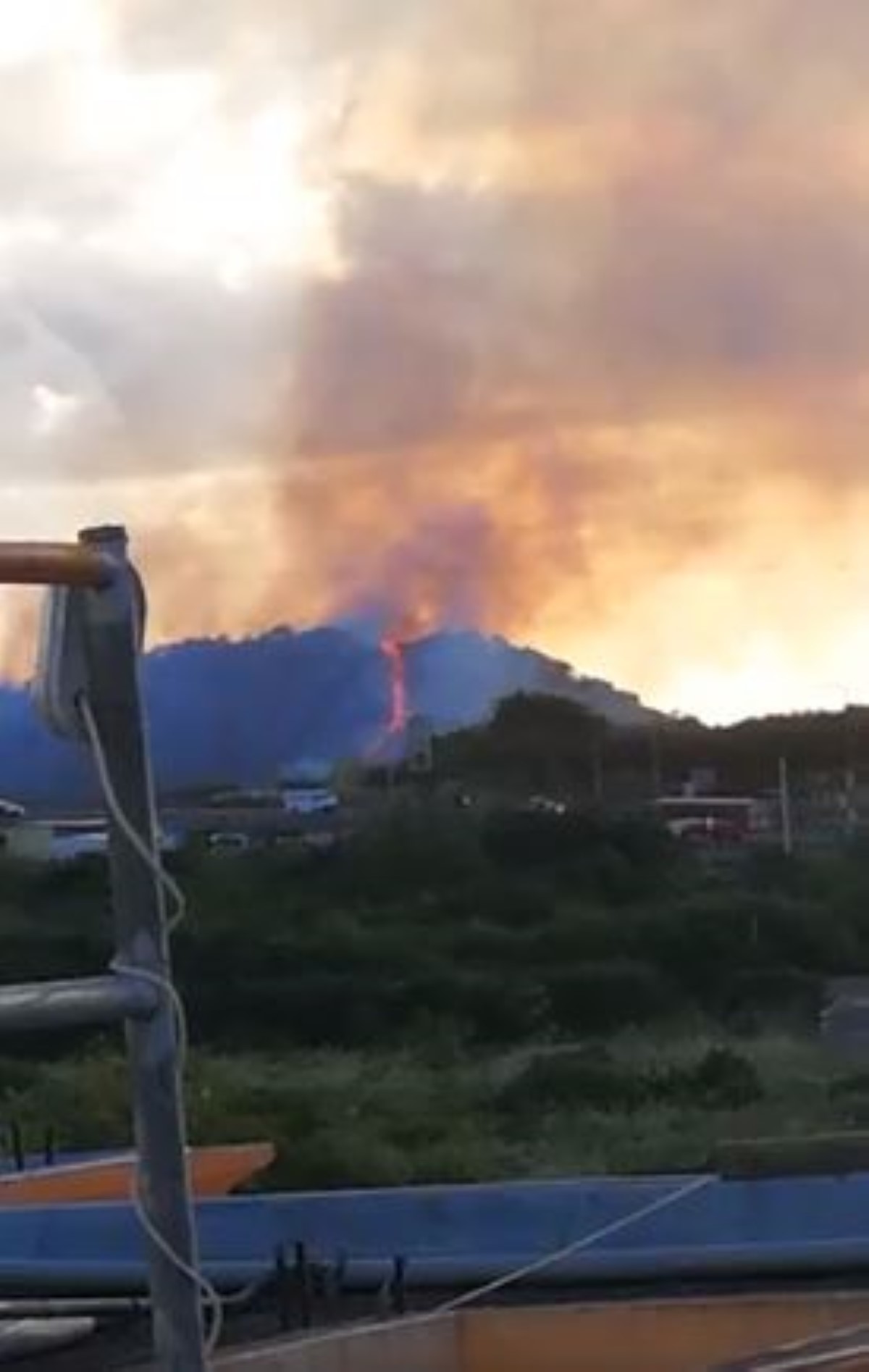 [Vidéo] Sorèze : Impressionnant départ de feu sur le flanc de la montagne