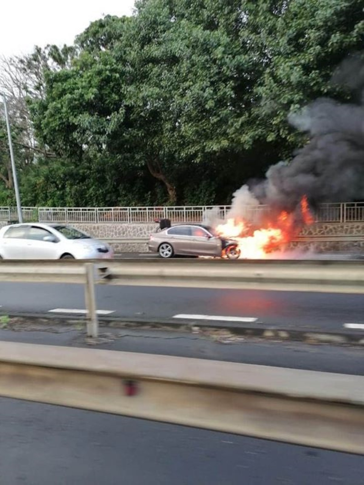 Montagne Ory : une voiture prend feu sur l’autoroute, les occupants sortent indemnes 