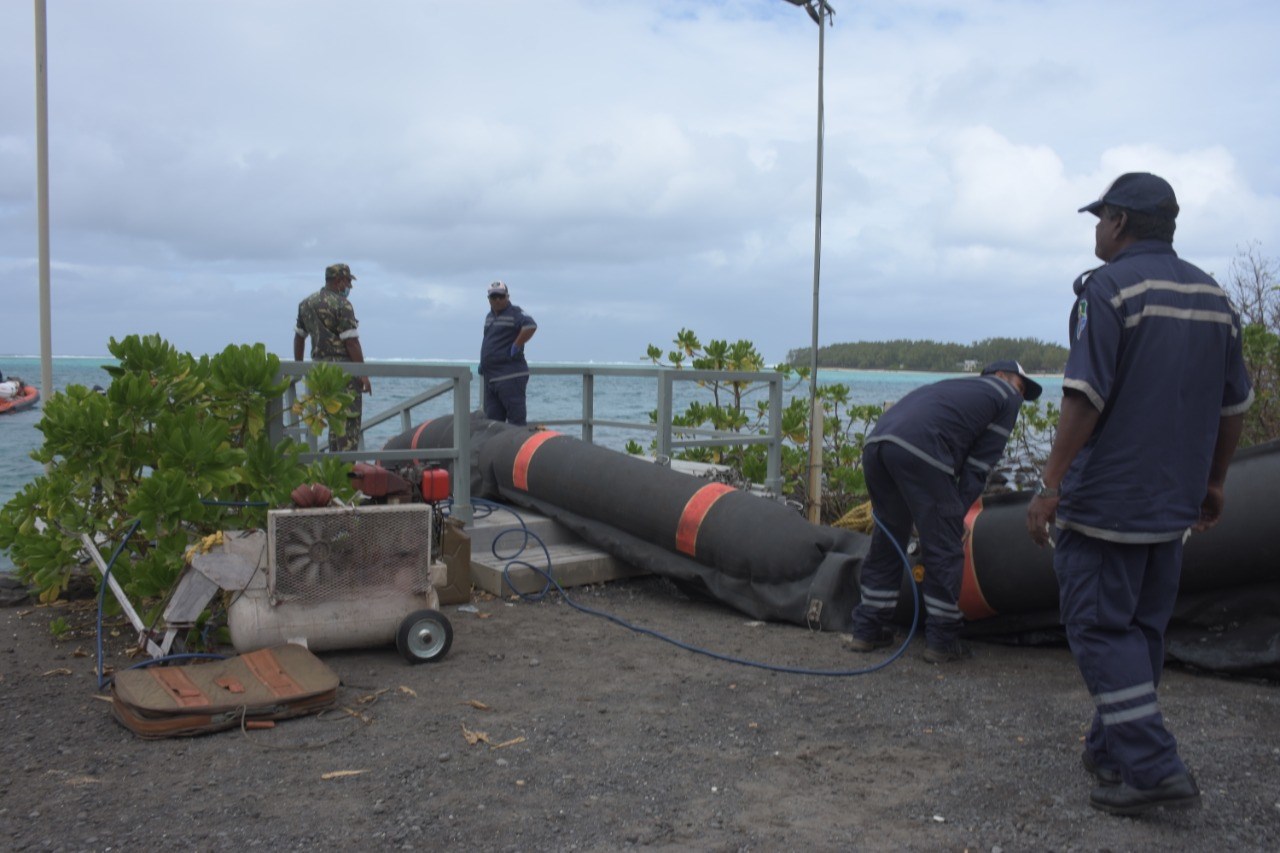 Coincé depuis 24 heures dans les récifs de Pointe d’Esny : Le moteur du Wakashio prend eau
