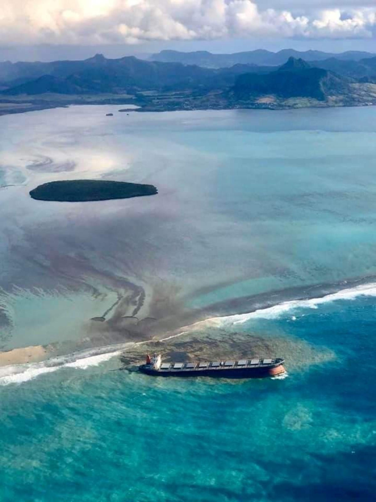 Aide de la France contre la pollution en mer à l'île Maurice