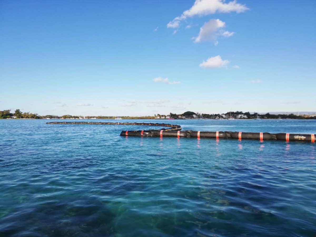 3,9 kilomètres de barrages flottants au parc marin de Blue Bay, à Pointe d’Esny et au Mahebourg Waterfront