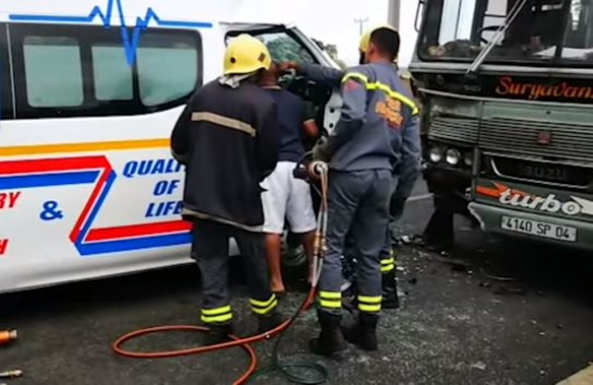 Accident à St-Aubin entre une ambulance et un autobus