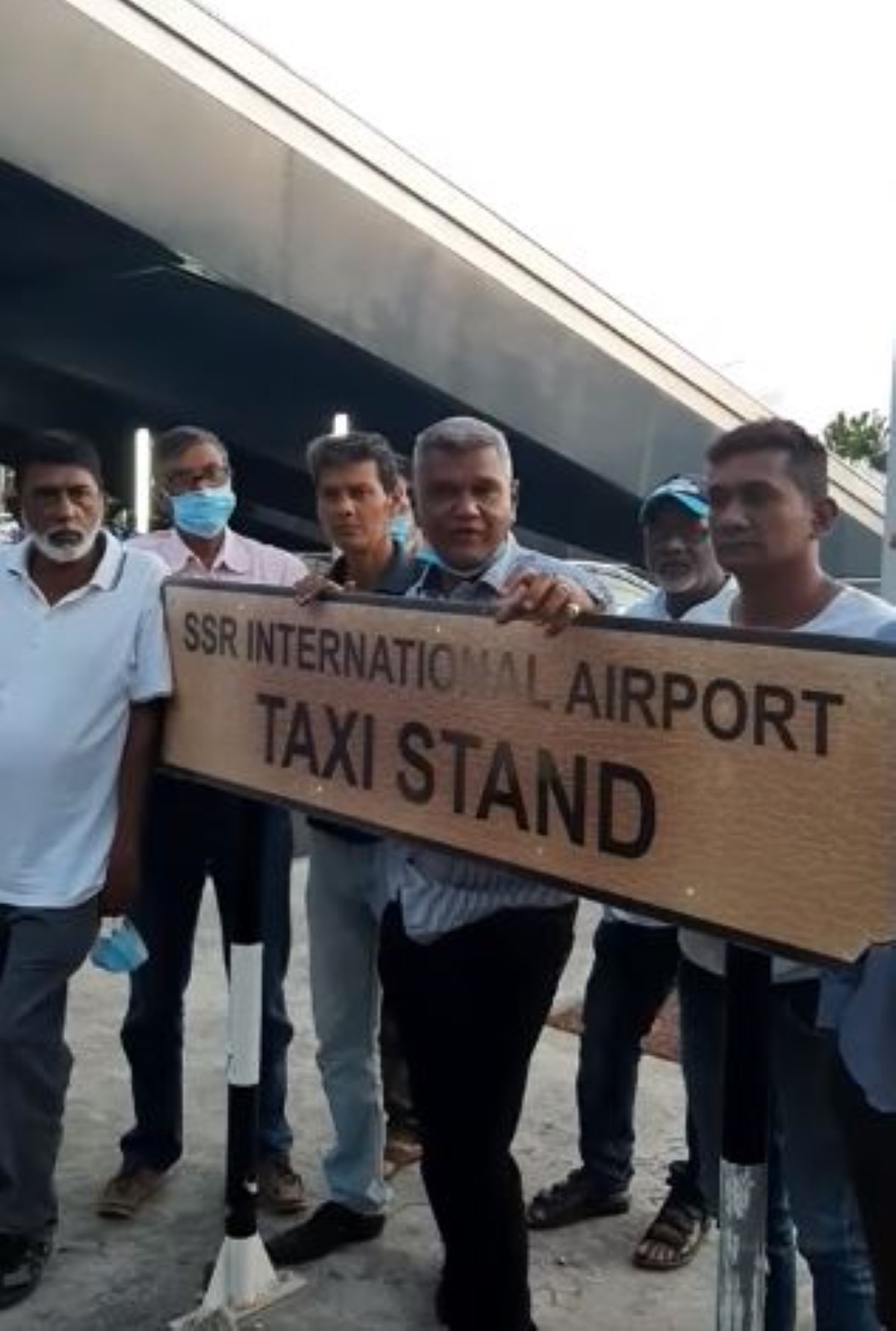  Réouverture contrôlée des frontières: Les chauffeurs de l’aéroport sont furieux