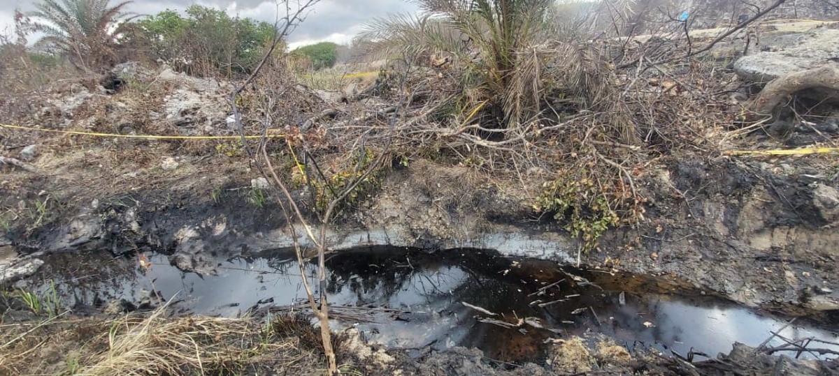 [Photos] Catastrophe écologique en cours à Les Salines, Port Louis: une rivière d’hydrocarbures obrservée