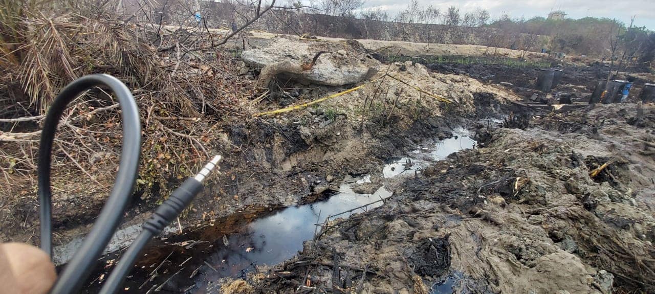 [Photos] Catastrophe écologique en cours à Les Salines, Port Louis: une rivière d’hydrocarbures obrservée