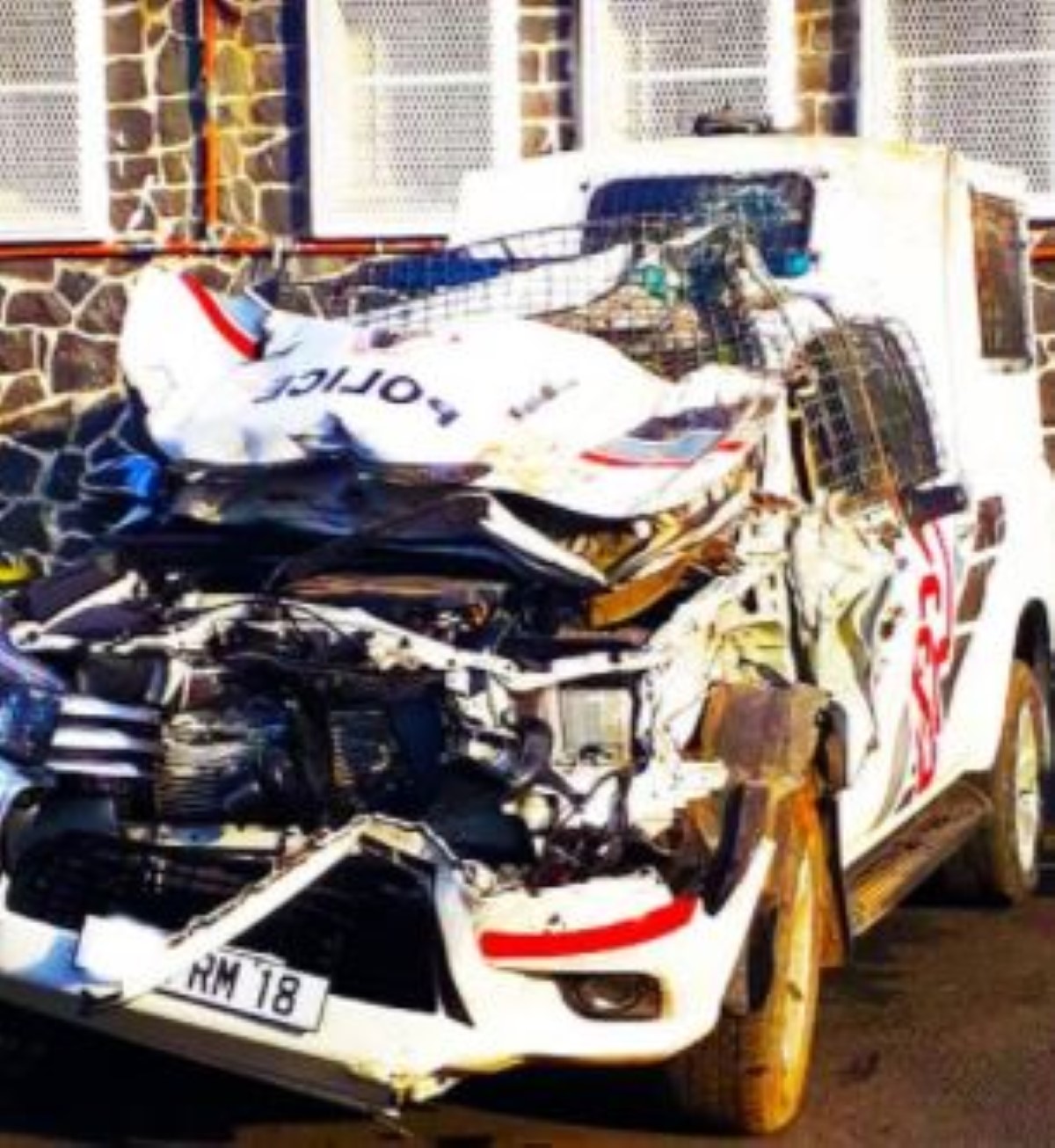 A Les Salines : Un véhicule de police percute un pylône, deux officiers blessés