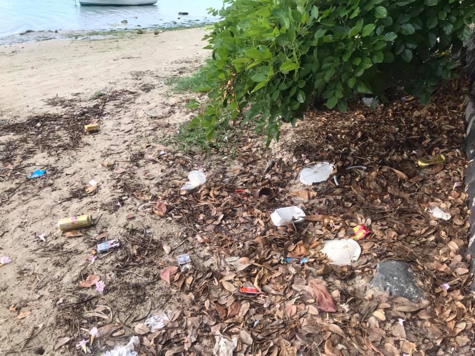[Diaporama] La plage de Baie-du-Tombeau transformée en poubelle géante