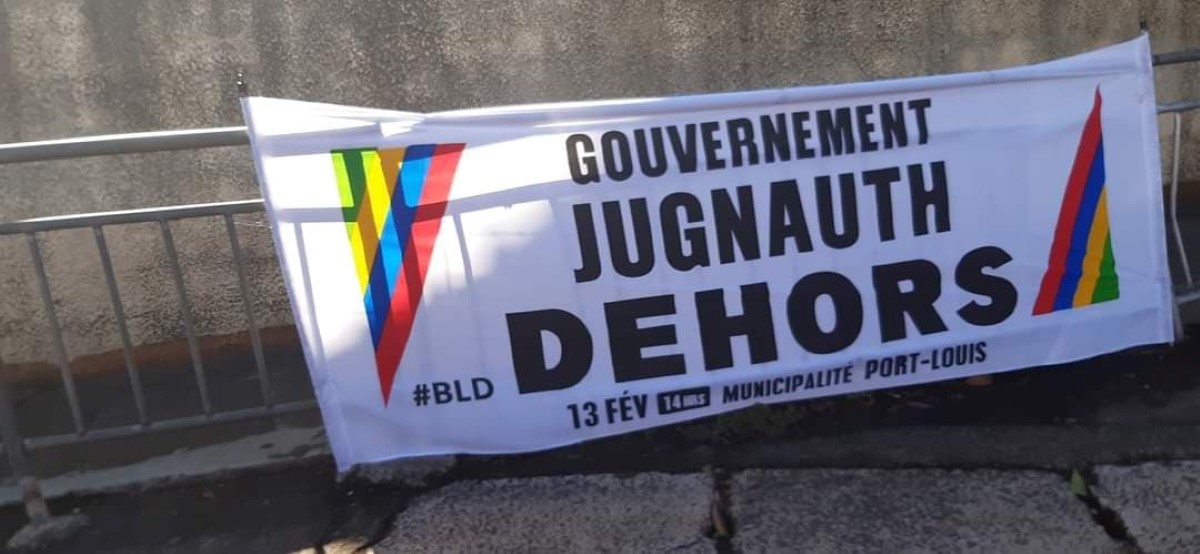 La Marche du 13 février : excès de zèle de la municipalité de Port-Louis d'enlever les banderoles 