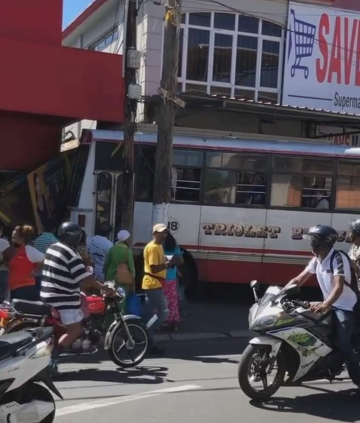 Triolet : un autobus s'encastre dans un magasin 