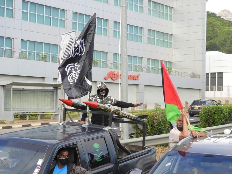 Des armes de guerre lors du défilé pacifique pour la paix en Palestine 