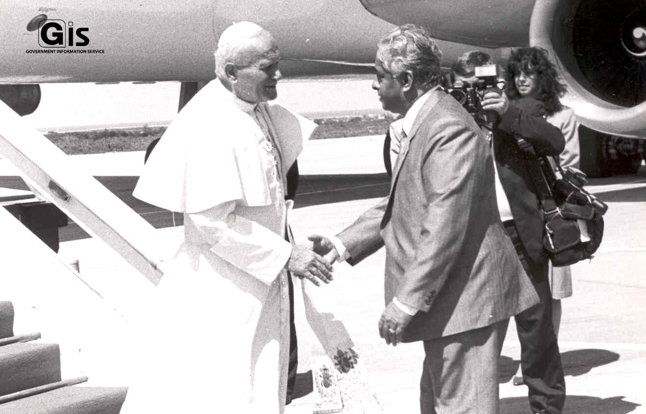 SAJ avec le Pape Jean Paul II lors de la visite papale à l'île Maurice. @GIS Mauritius