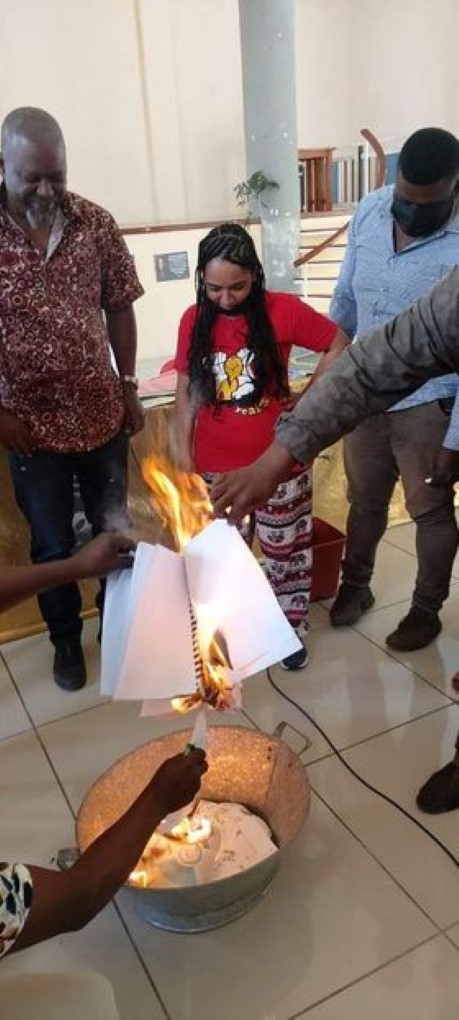 [Vidéo] Les syndicats de Rodrigues brûlent le rapport PRB