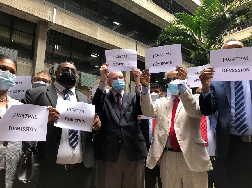 Les élus de l’opposition devant le siège du ministère de la Santé pour réclamer la démission de Kailesh Jagutpal