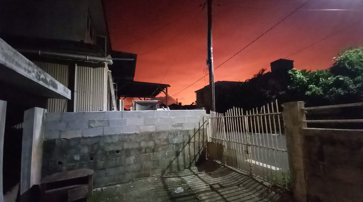 [En images] Le panache de l’éruption aux Tonga offre le spectacle dans le ciel mauricien