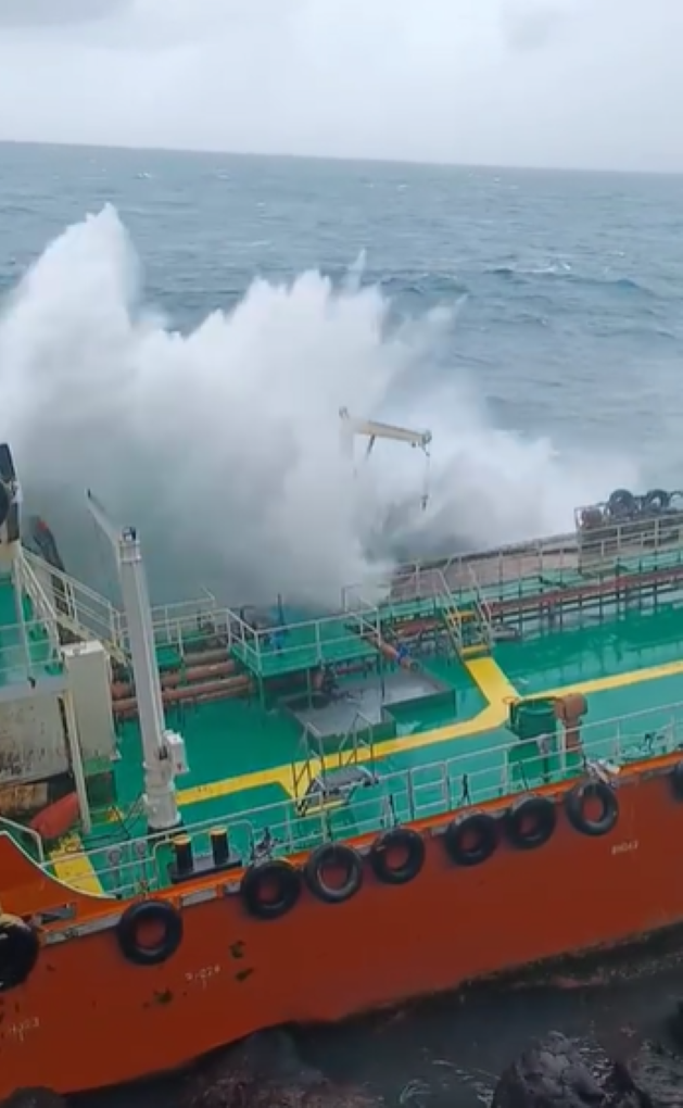 [Vidéo] Les images impressionnantes du pétrolier mauricien Tresta Star écrasé par la forte houle