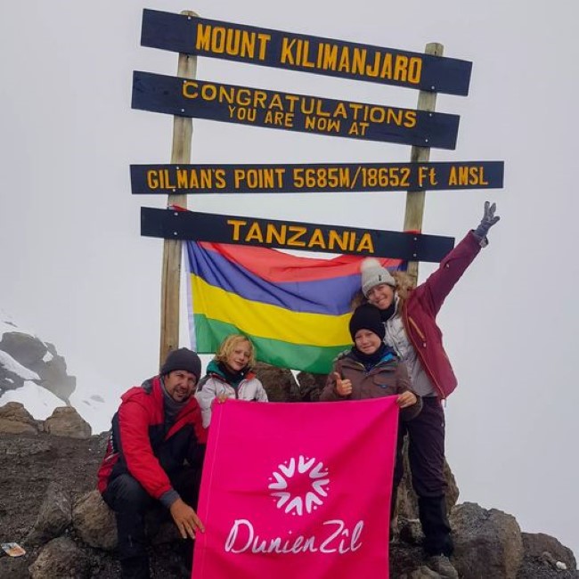 Lutte contre le cancer : la famille d'Unienville a réussi l'ascension du Kilimandjaro !