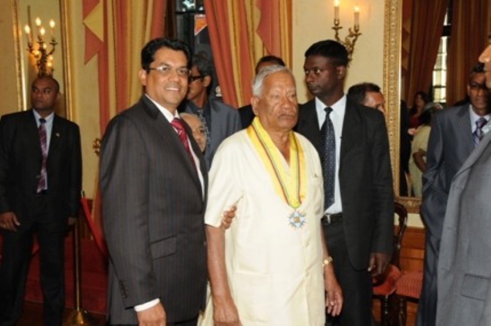 Ramnath Jeeta en compagnie de son fils Rajesh Jeetah, à l'occasion d'une cérémonie de G.O.S.K
