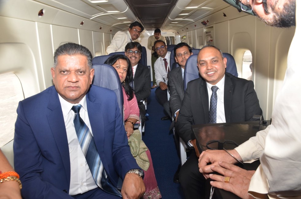 Une délégation mauricienne en Inde, réceptionne une clé "symbolique" du Dornier à un milliard de roupies