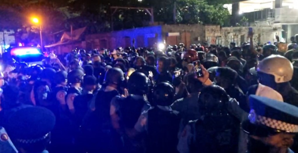 Nouvelle nuit sous fond de crise sociale à l'île Maurice : bras de fer entre manifestants et force de l'ordre