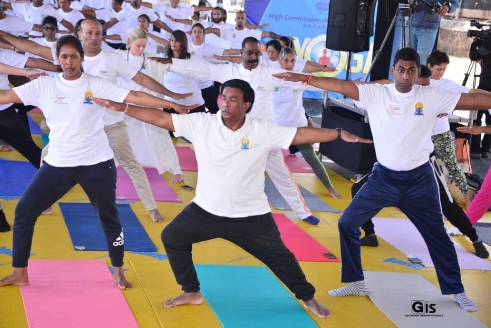 Roopun adore réellemment le yoga et ouvre ses chakras