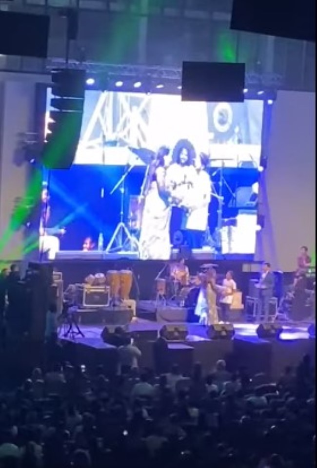 Côte d’Or : La ministre KKS sifflée et huée sur une scène musicale par le public