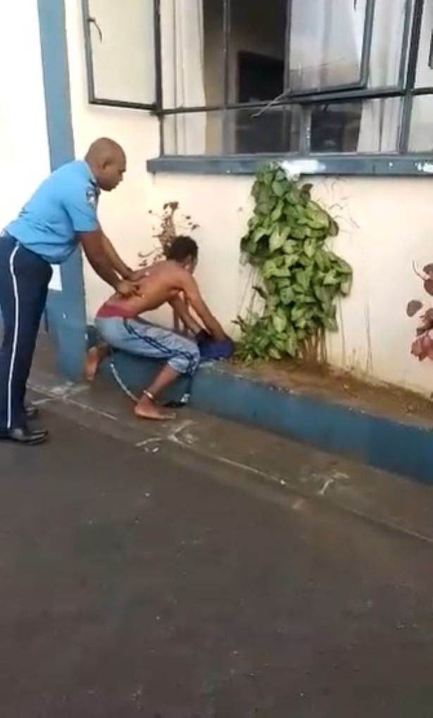 [Vidéo] Poste de police de Rose-Hill : Un détenu passé à tabac par un policier alors qu'il est menotté