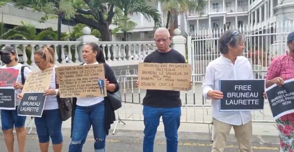 Port-Louis face à l’Hôtel du gouvernement : mobilisation pour la libération de Bruneau Laurette 