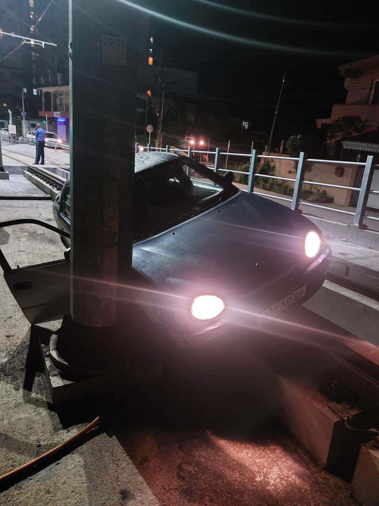 St-Jean, Quatre-Bornes : Une voiture finit sa course folle sur les rails du Métro