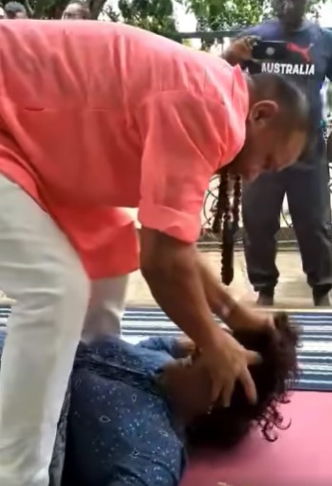 Vidéo- Le Guru Ramnarain violente une femme dans une séance d'exorcisme