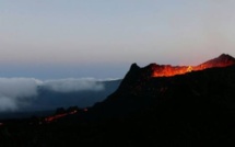 Image du jour : Quand un météore croise le chemin du Piton de La Fournaise en éruption...