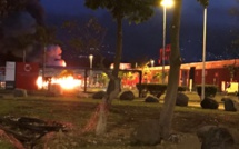 [Ile de La Réunion] Malgré le couvre feu, affrontements et incendie en cours 