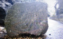 Souillac : Un rocher en plein milieu de la route