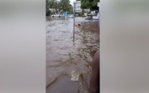 [Vidéo] A Mont Choisy, un homme nage dans l'eau boueuse en pleine rue