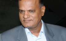 Prakash Maunthrooa quitte le Bâtiment du Trésor pour le Sun Trust
