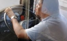 [Vidéo] Grand Gaube : Un chauffeur filmé en train de téléphoner au volant de son bus