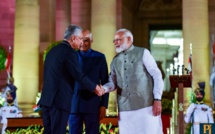 Le Premier ministre Pravind Jugnauth félicite son homologue Narendra Modi après la prestation de serment