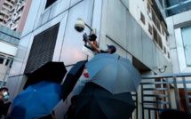 Hong Kong : Les manifestants empêchent les policiers de les identifier et détruisent les caméras de surveillance