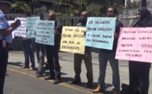Les gardiens de prison ont manifesté devant l’Hôtel du gouvernement