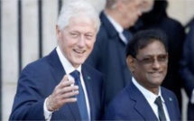 Image du jour : Le Président par intérim Barlen Vyapoory et Bill Clinton
