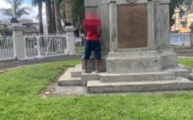 Curepipe : Un homme se soulage sur le monument de l’Armistice (Les soldats inconnus)