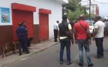 Sainte-Croix : Prise à partie, la police tire en l’air pour disperser une foule hostile