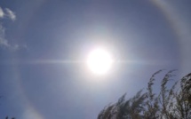 Un halo lumineux autour du soleil observé dans le ciel mauricien