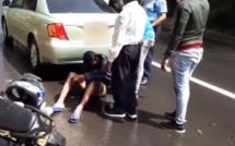Moka : Une voiture de police blesse un motocycliste qui se retrouve à terre